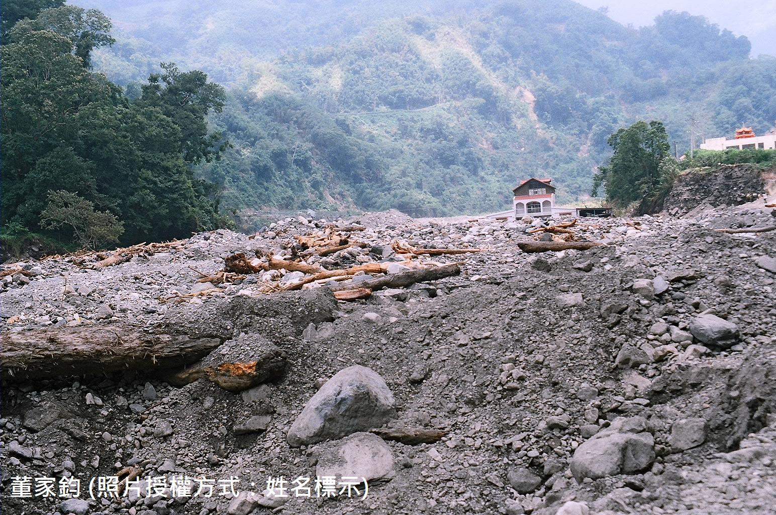 圖5 和平鄉自由村烏石坑溪上游一處民房位於土石堆中